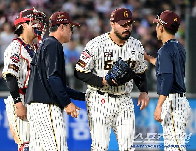 20일 부산 사직야구장에서 열린 키움과 롯데의 경기, 4회초 롯데 감보아가 마운드를 내려가고 있다. 부산=허상욱 기자wook@sportschosun.com/2025.09.20/