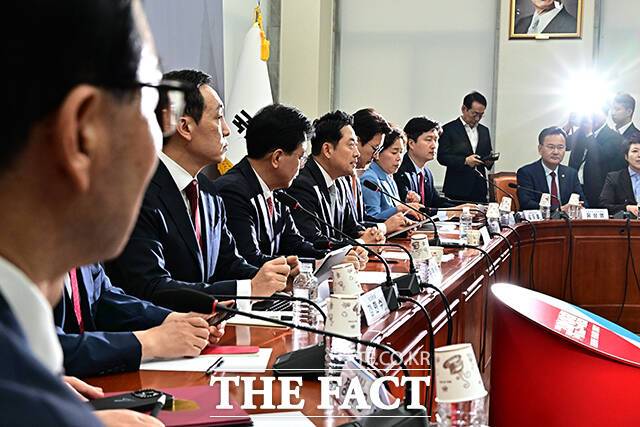 당에 씌워져 있는 '내란세력' 프레임을 지우기 위한 대응이 부족하다는 지적이 나온다. 사진은 장동혁 국민의힘 대표가 18일 오전 서울 여의도 국회에서 열린 최고위원회의에 참석해 모두발언을 하고 있는 모습. /배정한 기자