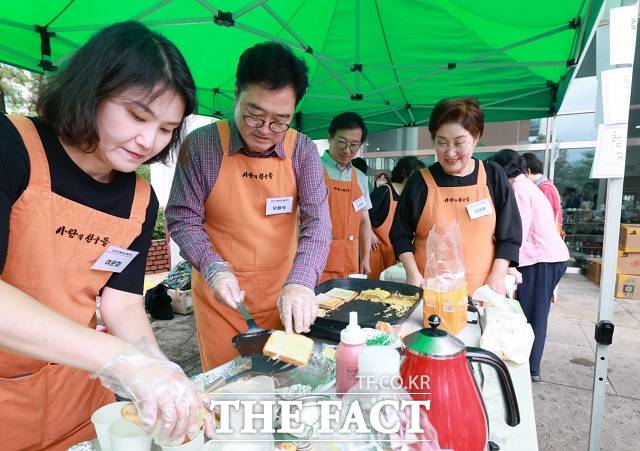 우원식 국회의장이 20일 서울 중구 이화여자고등학교 유관순기념관에서 열린 '2025 사랑의 친구들 바자'에 참석해 토스트를 만들고 있다. /국회의장실 제공