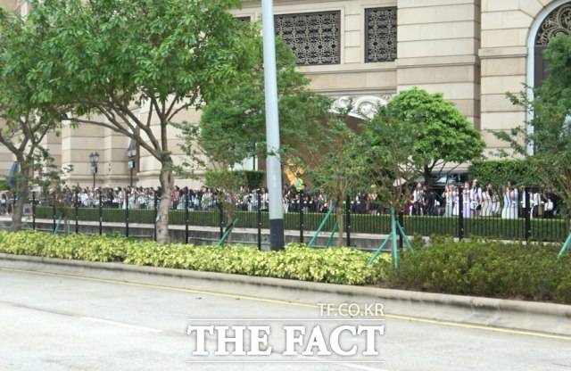 대회 본부 호텔과 공연장을 잇는 도로에는 수많은 팬들로 장사진을 이루고 있다./마카오=김민지 기자