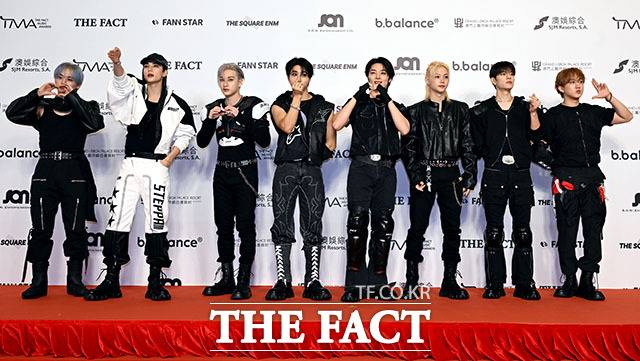 <더팩트>가 주최하고 팬앤스타와 더스퀘어이엔엠이 주관하는 '2025 더팩트 뮤직 어워즈(THE FACT MUSIC AWARDS, TMA)'가 20일 오후 '마카오 아웃도어 퍼포먼스 베뉴'에서 열린 가운데 그룹 스트레이 키즈(Stray Kids)의 리노와 현진, 방찬, 한, 아이엔, 필릭스, 승민, 창빈(왼쪽부터)이 레드카펫을 밟고 있다. /이효균 기자