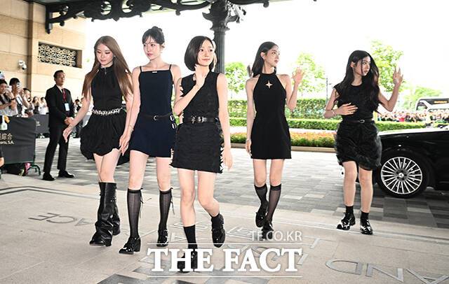 <더팩트>가 주최하고 팬앤스타와 더스퀘어이엔엠이 주관하는 '2025 더팩트 뮤직 어워즈(THE FACT MUSIC AWARDS, TMA)'가 20일 오후 '마카오 아웃도어 퍼포먼스 베뉴'에서 열린 가운데 그룹 키키(kiikii)가 손을 흔들고 있다. /마카오=박헌우 기자