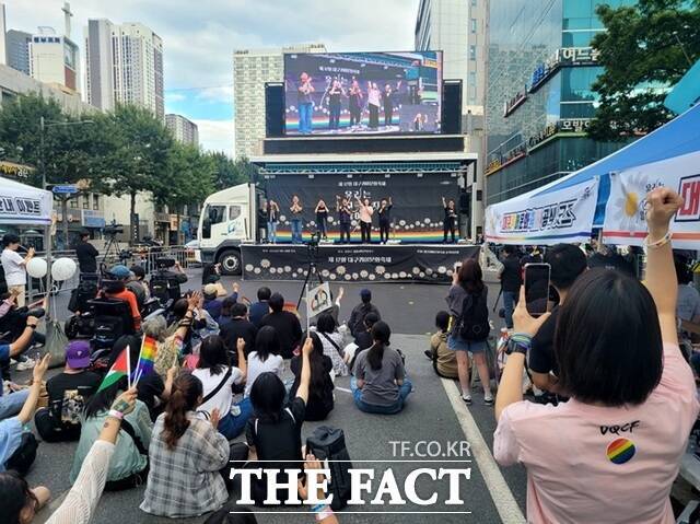 20일 대구 중심가인 중구 2·28기념공원 앞 3개 차로를 막아 놓고 설치한 대구퀴어축제 중앙무대. /박병선기자