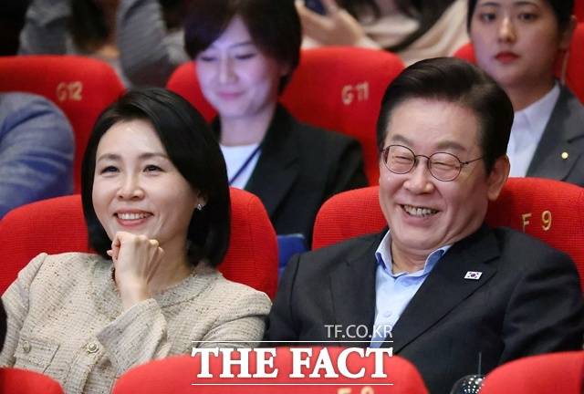 이재명 대통령과 김혜경 여사가 20일 부산 해운대구 영화의전당에서 부산국제영화제 공식상영작 '극장의 시간들'을 관람한 뒤 감독과 배우들의 소감을 들으며 밝게 웃고 있다. /부산=뉴시스