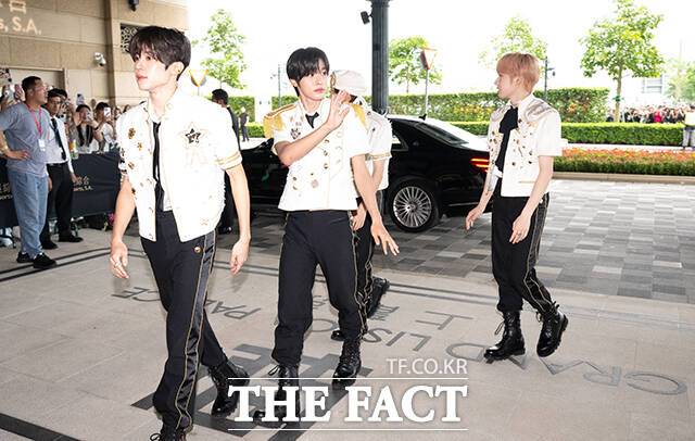 <더팩트>가 주최하고 팬앤스타와 더스퀘어이엔엠이 주관하는 '2025 더팩트 뮤직 어워즈(THE FACT MUSIC AWARDS, TMA)'가 20일 오후 '마카오 아웃도어 퍼포먼스 베뉴'에서 열린 가운데 그룹 엔시티 위시(NCT WISH)가 손을 흔들고 있다. /마카오=박헌우 기자