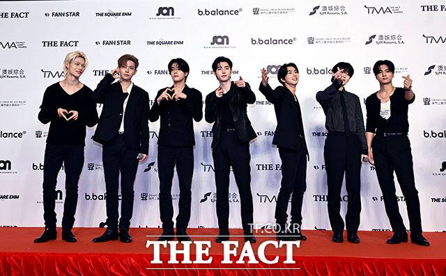 <더팩트>가 주최하고 팬앤스타와 더스퀘어이엔엠이 주관하는 '2025 더팩트 뮤직 어워즈(THE FACT MUSIC AWARDS, TMA)'가 20일 오후 '마카오 아웃도어 퍼포먼스 베뉴'에서 열린 가운데 그룹 엔하이픈(ENHYPEN)의 니키와 희승, 제이크, 성훈, 정원, 선우, 제이(왼쪽부터)가 레드카펫을 밟고 있다. /마카오=이효균 기자