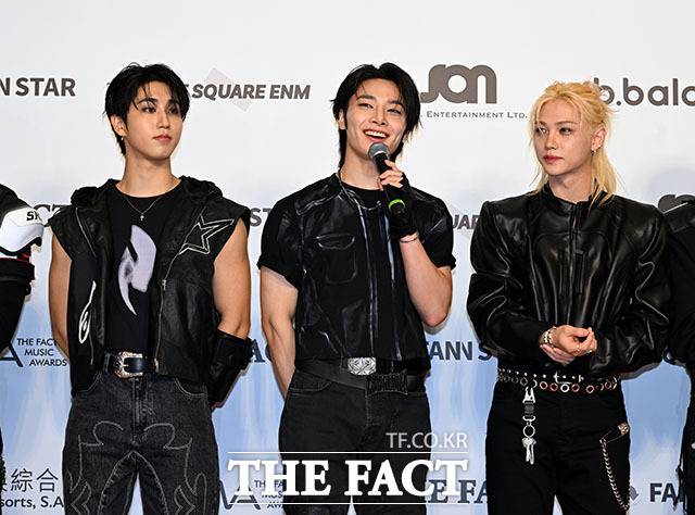<더팩트>가 주최하고 팬앤스타와 더스퀘어이엔엠이 주관하는 '2025 더팩트 뮤직 어워즈(THE FACT MUSIC AWARDS, TMA)'가 20일 오후 '마카오 아웃도어 퍼포먼스 베뉴'에서 열린 가운데 그룹 스트레이 키즈(Stray Kids)의 한, 아이엔, 필릭스(왼쪽부터)가 레드카펫을 밟고 있다. /마카오=이효균 기자