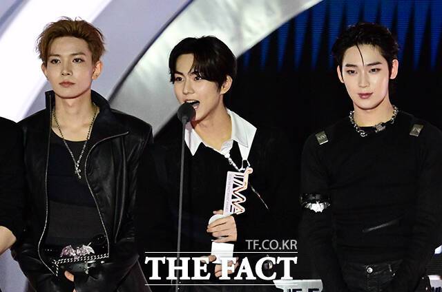 <더팩트>가 주최하고 팬앤스타와 더스퀘어이엔엠이 주관하는 '2025 더팩트 뮤직 어워즈(THE FACT MUSIC AWARDS, TMA)'가 20일 오후 '마카오 아웃도어 퍼포먼스 베뉴'에서 열린 가운데 올해의 아티스트상을 수상한 엔하이픈의 정원이 소감을 밝히고 있다. /마카오=임영무 기자