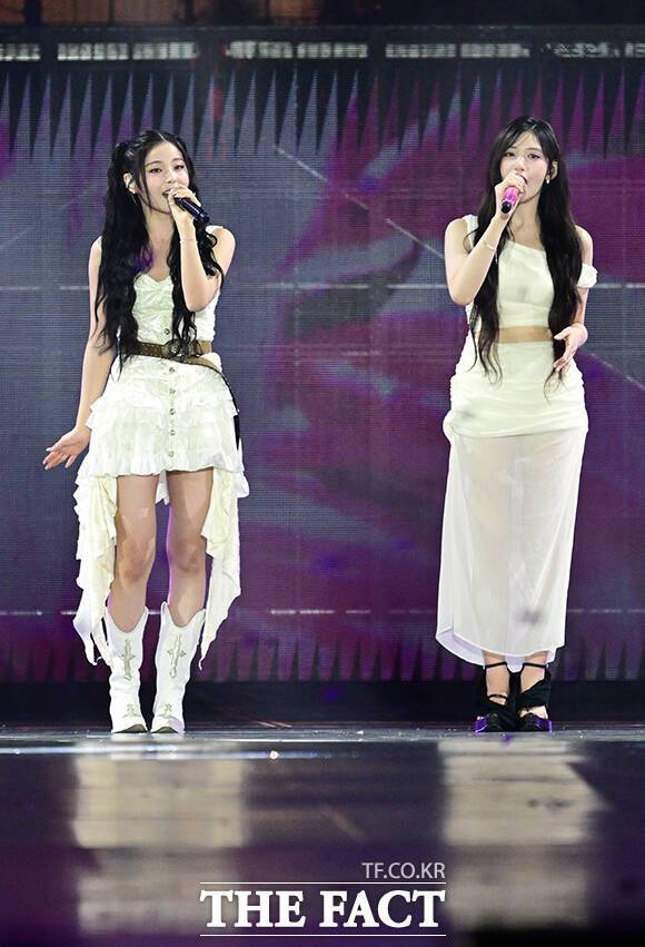 <더팩트>가 주최하고 팬앤스타와 더스퀘어이엔엠이 주관하는 '2025 더팩트 뮤직 어워즈(THE FACT MUSIC AWARDS, TMA)'가 20일 오후 '마카오 아웃도어 퍼포먼스 베뉴'에서 열린 가운데 엔믹스 규진(왼쪽)과 아이브 이서가 합동 무대를 펼치고 있다. /마카오=임영무 기자
