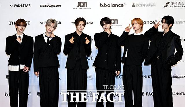 <더팩트>가 주최하고 팬앤스타와 더스퀘어이엔엠이 주관하는 '2025 더팩트 뮤직 어워즈(THE FACT MUSIC AWARDS, TMA)'가 20일 오후 '마카오 아웃도어 퍼포먼스 베뉴'에서 열린 가운데 그룹 투어스(TWS)의 한진과 지훈, 영재, 신유, 경민, 도훈(왼쪽부터)이 레드카펫을 밟고 있다. /마카오=이효균 기자