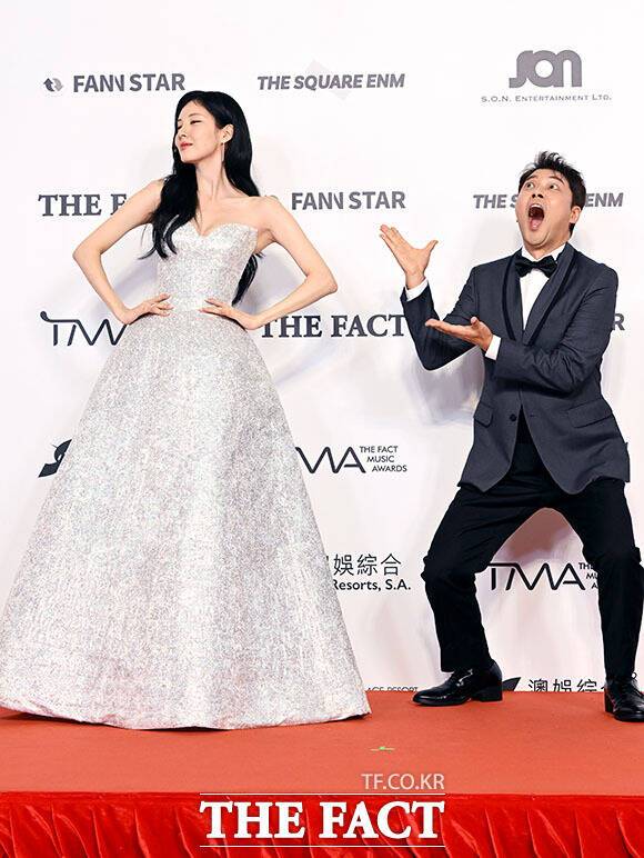 <더팩트>가 주최하고 팬앤스타와 더스퀘어이엔엠이 주관하는 '2025 더팩트 뮤직 어워즈(THE FACT MUSIC AWARDS, TMA)'가 20일 오후 '마카오 아웃도어 퍼포먼스 베뉴'에서 열린 가운데 MC를 맡은 전현무와 서현이 레드카펫을 밟고 있다. /배정한 기자