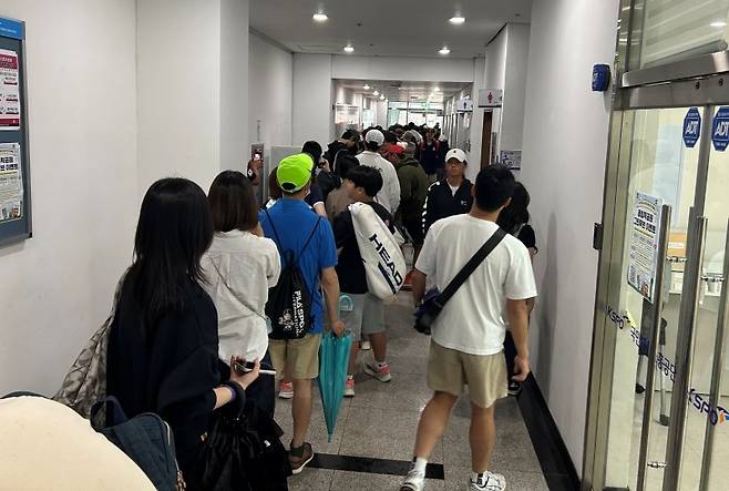 실내코트에 입장하기 위해 차례를 기다리는 팬들.