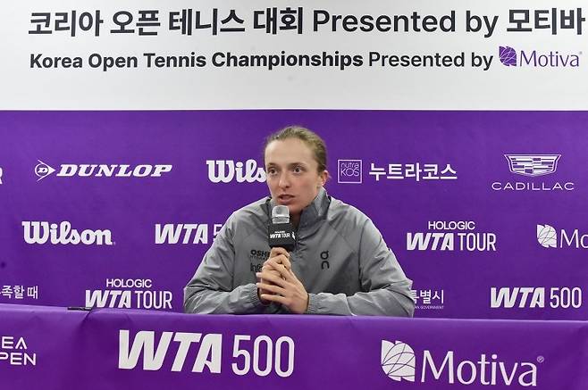 결승 진출을 확정지은 후 인터뷰를 하고 있는 이가 시비옹테크(사진/코리아오픈)