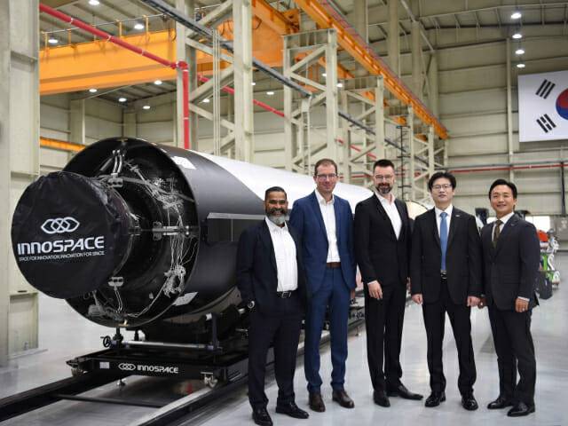 이노스페이스-MBS 관계자들이 이노스페이스 청주캠퍼스에서 계약을 체결한 뒤 기념촬영했다. 오른쪽에서 두 번째가 김수종 대표, 가운데가 스벤 쥔베르크 MBS 대표다. (사진=이노스페이스)