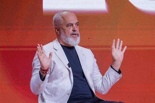 인공지능(AI) 캐릭터 디엘라를 공공조달부 장관으로 임명한 에디 라마 알바니아 총리. 로이터연합뉴스