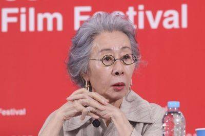 19일 부산 해운대구 영화의전당에서 열린 제30회 부산국제영화제(BIFF) '결혼 피로연' 기자간담회에 참석한 배우 윤여정. 연합뉴스