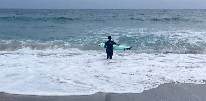 제주 경찰이 거센 파도 속으로 직접 서핑보드를 타고 들어가 바다에 빠진 관광객을 구조했다. 제주경찰청 제공