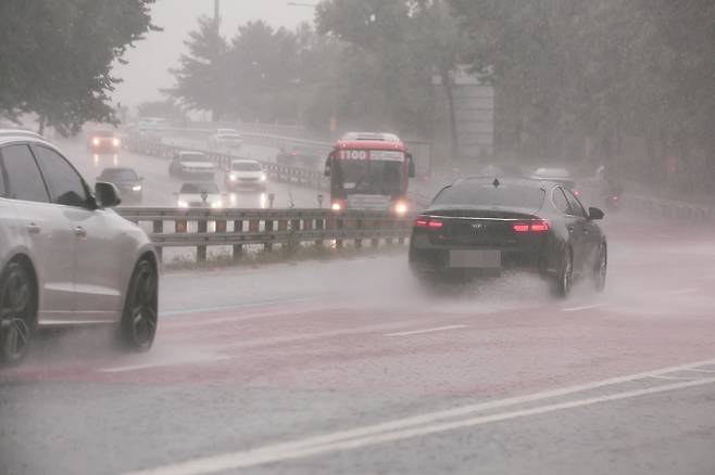 전국 최대 100mm 비… 강원산지 짙은 안개 유의 [오늘날씨] = 오늘(20일) 날씨는 전국이 대체로 흐리겠다.전날부터 내리던 비는 오전(06~12시)까지 내리다가 대부분 그치겠으나, 경북동해안은 내일 밤(18~24시)까지, 강원영동은 21일 오전(06~12시)까지 이어지는 곳이 있겠다. 미세먼지 농도는 전국 대부분 지역에서 ‘좋음’ 수준을 보이겠다. 아침 최저기온은 16~24도, 낮 최고기온은 21~29도가 되겠다. ⓒbnt뉴스: 오늘날씨, 내일날씨, 주간날씨 예보&nbsp;