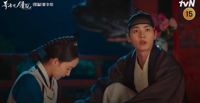 tvN 토일드라마 '폭군의 셰프' 9회에서는 이채민과 궁중 셰프 임윤아 사이의 깊어지는 감정선을 그려내며 시청자들의 기대를 높였다. 명나라와의 요리 경합을 앞두고 임윤아는 단순한 승부욕을 넘어 진심으로 이기고 싶다는 강한 의지를 드러냈다. 이채민은 임윤아의 진심을 알아보고 따뜻한 격려를 보냈다. 긴장된 상황 속에서 임윤아가 손에 화상을 입자, 이채민은 크게 걱정하며 즉시 어의를 불러 치료를 명하는 모습으로 애틋한 마음을 숨기지 못했다. 이 장면은 '폭군의 셰프' 속 두 인물의 관계가 군신 관계를 넘어 로맨스로 발전하고 있음을 명확히 보여주었다.