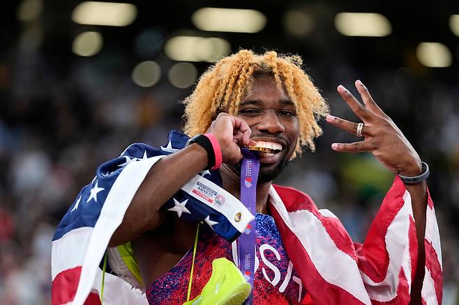 미국의 노아 라일스가 19일 일본 도쿄 국립경기장에서 열린 2025 세계육상선수권 남자 200m 결선에서 19초52로 우승하며 4연패를 달성했다. 사진은 라일스가 경기 후 손가락 4개를 펼쳐보이면서 대회 4연패를 자축하는 포즈를 취하고 있는 모습. /AP연합뉴스