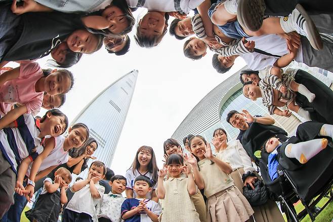 19일 서울 송파구 롯데월드타워에서 열린 ‘아이가 행복입니다 시즌8′ 행사에 앞서 ’31초 영상제' 수상자 가족들이 월드파크 잔디광장에서 환한 얼굴로 기념 촬영을 하고 있다. 이 행사는 이날부터 20일까지 이어진다. ‘가족 신문 만들기’, ‘오늘은 내가 사진 기자’ ‘판타스틱 버블쇼’ 등 아이들을 위한 다채로운 행사가 준비돼 있다/박성원 기자