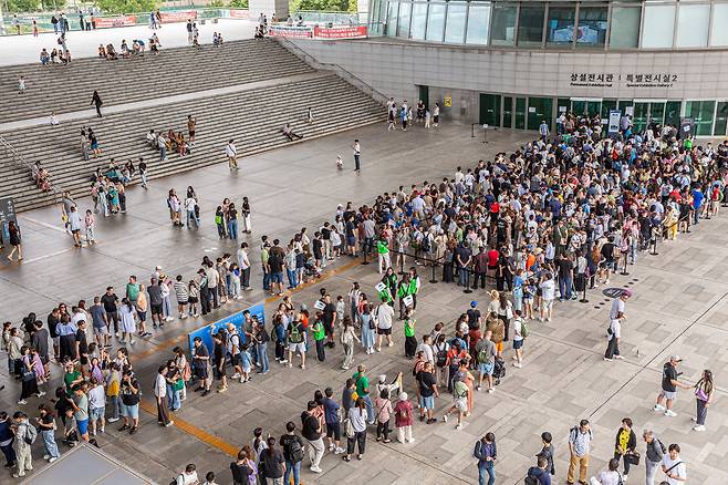 일요일이던 지난 14일 관람객 수백 명이 국립중앙박물관이 열리길 기다리고 있다. 이제 ‘오픈런’은 국중박에서 일상이 됐다. /김종연 영상미디어 객원기자