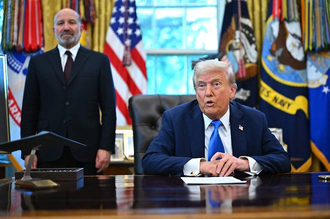 미국 도널드 트럼프 대통령이 19일 워싱턴 DC 백악관 집무실(오벌 오피스)에서 행정명령에 서명하기에 앞서 발언하고 있다. /AFP 연합뉴스