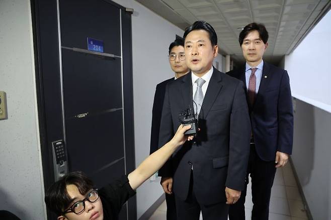 장동혁 국민의힘 대표가 18일 오후 서울 여의도 국민의힘 당원 명부 데이터베이스 관리 업체 앞에서 김건희 특검 압수수색 관련 입장을 밝히고 있다. 이날 김건희 특검은 해당 업체와 국민의힘 당사에 대한 압수수색을 시도했다. ⓒ뉴시스