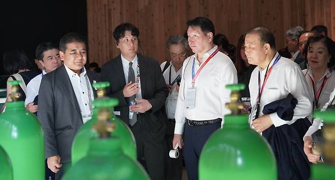 최태원(앞 줄 가운데) 대한상공회의소 회장 등 전국 상의 회장들이 15일 일본 오사카에서 열린 '2025오사카·간사이 엑스포'에서 현장을 둘러보고 있다. ⓒ대한상의