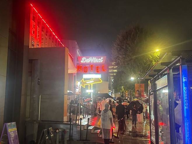 다빈치 모텔 공연장 입구에서 수많은 인파들이 입장을 기다리고 있다.ⓒ데일리안 김민환 기자