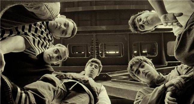 멤버가 이렇게 많아도 잡지 표지와 공식 프로필엔 대개 두 명만 나온다는, 오만함. ⓒ찬란