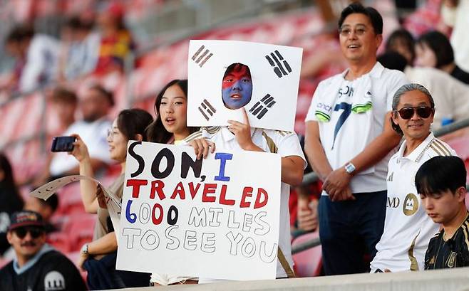 손흥민을 응원하는 팬들. ⓒ AFP/연합뉴스