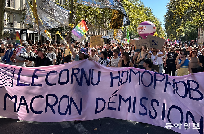 18일(현지 시간) 프랑스 파리에서 에마뉘엘 마크롱 대통령의 긴축 정책에 반대하는 시위대가 ‘마크롱 대통령 퇴진’을 주장하는 대형 펼침막을 들고 도심을 행진하고 있다. 이날 시위를 주도한 철도, 의료, 교원 노조들은 프랑스 전역에서 약 100만 명이 시위에 참가했다고 추산했다. 파리=유근형 특파원 noel@donga.com