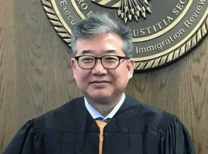한국계 미국인 최초로 미국 연방이민법원 판사를 지냈지만 최근 도널드 트럼프 2기 행정부로부터 돌연 해임된 데이비드 김 전 판사의 법관 재직 시절 모습. 김 전 판사 제공