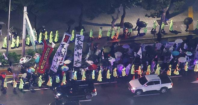 윤석열 전 대통령을 지지하는 보수 성향의 단체들이 19일 서울 명동에서 집회가 제한되자 종각 인근에서 ‘반중 시위’ 행진을 하고 있다.

중국인 관광객들이 많고 주한 중국대사관이 위치한 서울 명동에서 집회가 제한되자 인근 도심에서 행진이 열린 것이다.

김민석 국무총리는 이날 경찰청장 직무대행에게 “필요시 집회 및 시위에 관한 법률과 경찰관직무집행법 등에 따라 강력하게 조치하라”고 지시하기도 했다. 2025.9.19/뉴스1