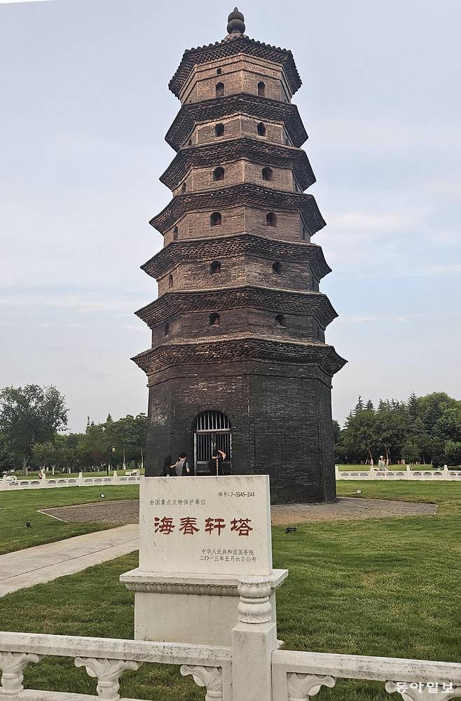 옌청의 하이춘쉬안타(海春軒塔). 옛날 소금 배가 드나들던 길목에 세워져 바다를 진정시키는 신성한 바늘로 불렸다.