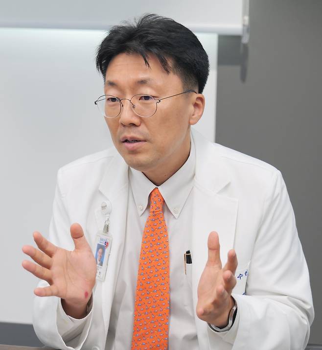 곽수헌 서울대병원 내분비대사내과 교수는 청년 당뇨가 급증하는 원인은 비만이라며 야식이나 간식, 외식을 줄여 섭취 열량을 낮추고 운동을 병행해 체중을 줄일 것을 주문했다. 곽 교수는 청년 당뇨가 중년 당뇨보다 투병 기간이 길기 때문에 합병증도 더 심각하다며 즉각적이고 꾸준한 치료를 받아야 한다고 했다. 서울대병원 제공