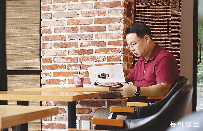 골프 대디 이규덕 씨가 경기 성남시 남서울컨트리클럽 내에 있는 카페에서 딸 이지유를 기다리며 시간을 보내고 있다. 성남=홍진환 기자 jean@donga.com