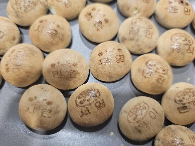 칸쵸 두 봉지를 뜯었지만, 기자의 이름은 없었다.