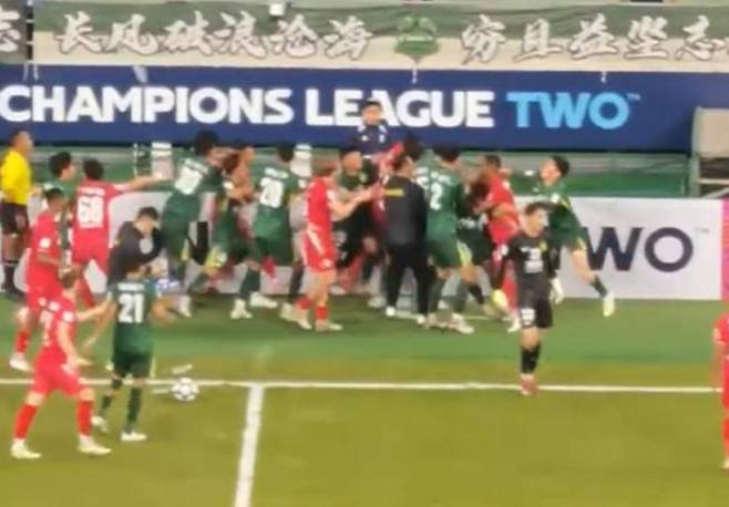 몸싸움 벌이는 양팀 선수들. 출처= 중화망