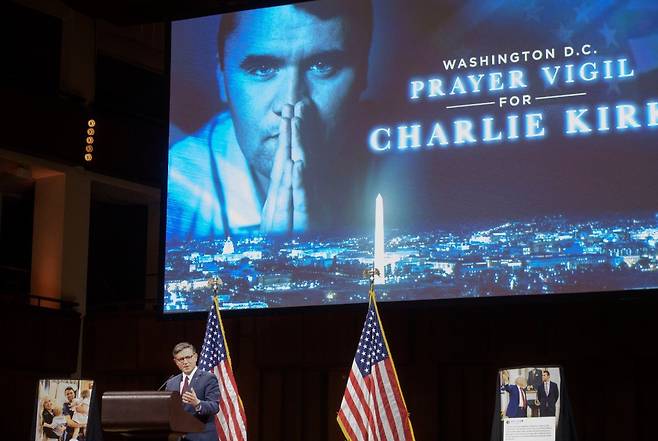 14일 워싱턴D.C.에서 열린 찰리 커크 추모식에서 마이크 존슨 하원 의장이 연설하고 있다. AP 뉴시스