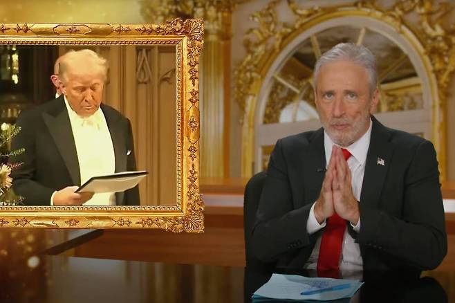 도널드 트럼프 미국 대통령(왼쪽)을 풍자하는 ABC 데일리쇼 진행자 존 스튜어트(오른쪽). 유튜브 캡처