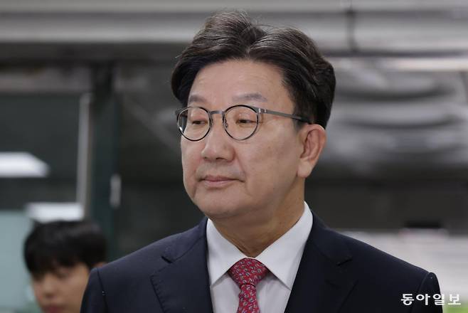 통일교 측으로 부터 불법 정치자금을 받은 혐의를 받고 있는 국민의힘 권성동 의원이 16일 서울 서초구 서울중앙지방법원에 영장실질심사를 받기 위해 출석하고 있다. 박형기 기자 oneshot@donga.com