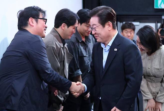 이재명 대통령이 20일 부산 해운대구 영화의전당에서 부산국제영화제 공식상영작 ‘극장의 시간들’을 관람한 뒤 이종필 감독과 인사하고 있다. (대통령실통신사진기자단) 2025.09.20. 뉴시스