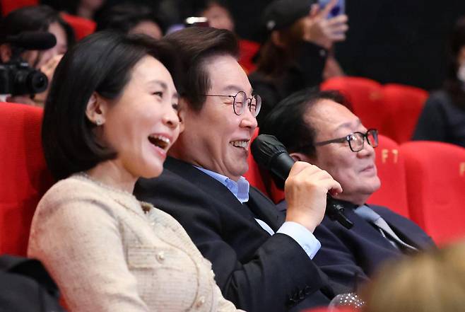 이재명 대통령이 20일 부산 해운대구 영화의전당에서 부산국제영화제 공식상영작 ‘극장의 시간들’을 관람한 뒤 감독과 배우에게 질문하고 있다. (대통령실통신사진기자단) 2025.09.20. 뉴시스