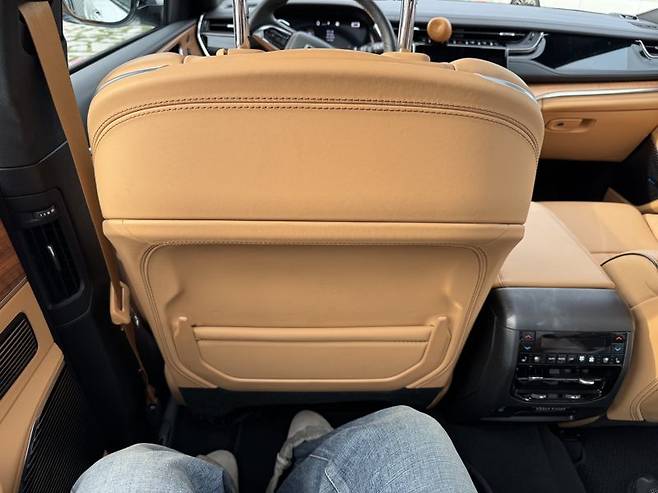 지프 그랜드 체로키L 2열에 직접 앉은 모습. 정원일 기자