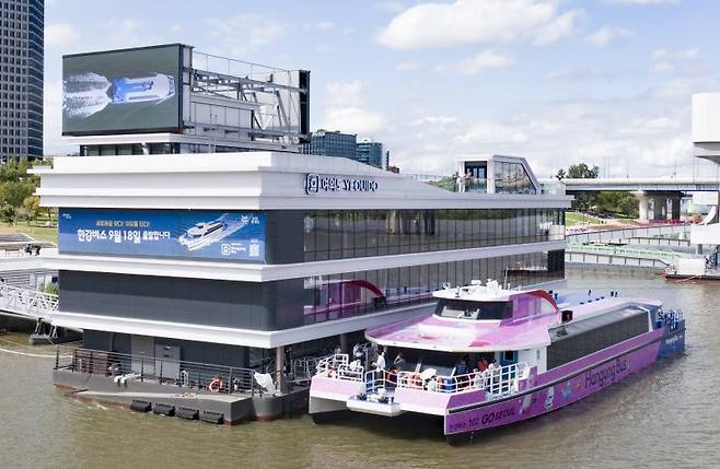 한강버스 개통일인 지난 18일 오전 서울 여의도 한강시민공원 한강버스 정류장에서 한강버스가 운항하고 있다. 뉴시스