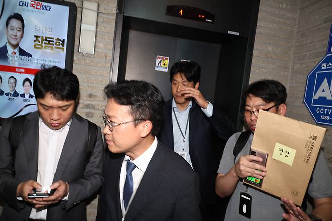 18일 서울 여의도 국민의힘 중앙당사에서 김건희 특검팀이 압수수색을 하기 위해 엘리베이터에 탑승하려다 작동하지 않자 다시 내리고 있다. 윤운식 선임기자 yws@hani.co.kr