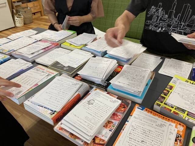 라이츠사가 지난 10년 동안 모아둔 독자 엽서 1000장. 라이츠사 제공