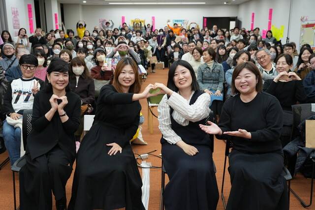 일본 출판계도 한국과 마찬가지로 긴 불황의 터널을 지나고 있지만, 호황의 불씨를 살리려는 시도는 부단히 이뤄지고 있다. 사진은 지난해 11월 도쿄에서 열린 케이북(K-BOOK) 페스티벌 풍경. 김초엽(왼쪽 두번째), 정세랑(왼쪽 세번째) 작가가 일본 독자와의 북토크에 참여해 기념 촬영을 하는 모습. 김승복 케이북 페스티벌 운영위원장·쿠온 출판사 대표 제공